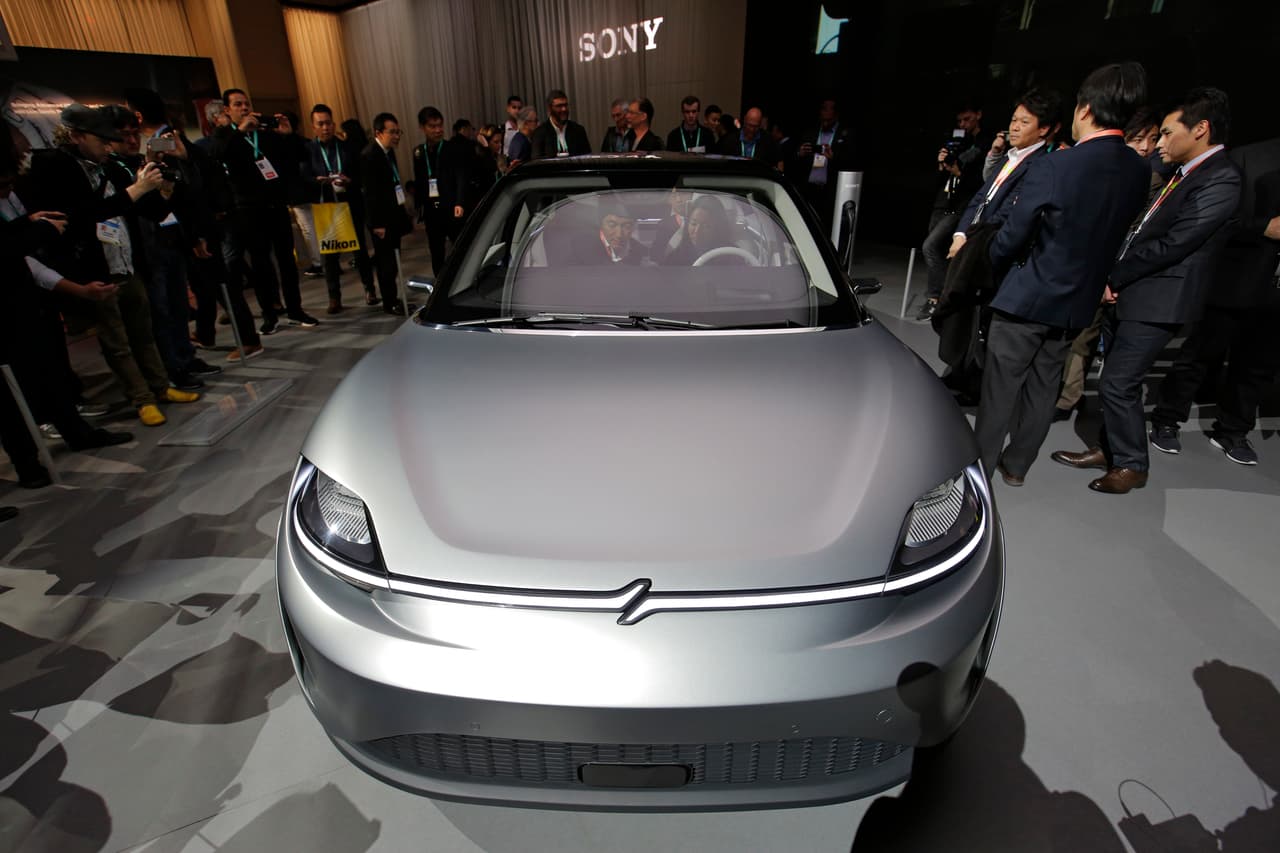 <b>El auto eléctrico de Sony.</b> La tecnológica japonesa dio a conocer Vision-S, un prototipo de vehículo eléctrico realizado en colaboración con la automotriz alemana Benteler y la canadiense Magna. Tiene un diseño similar al Tesla Modelo 3, se controla a través de pantallas táctiles, y una de ellas sirve para usar videojuegos.