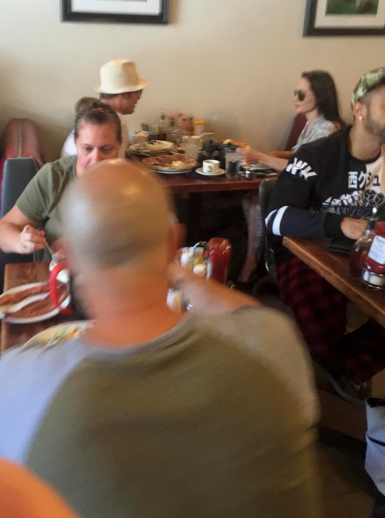 El matrimonio visitó con sus gemelos The Griddle Café en Los Ángeles. Se les vio conversar, sonreír en algunas ocasiones y ocuparse de sus hijos.