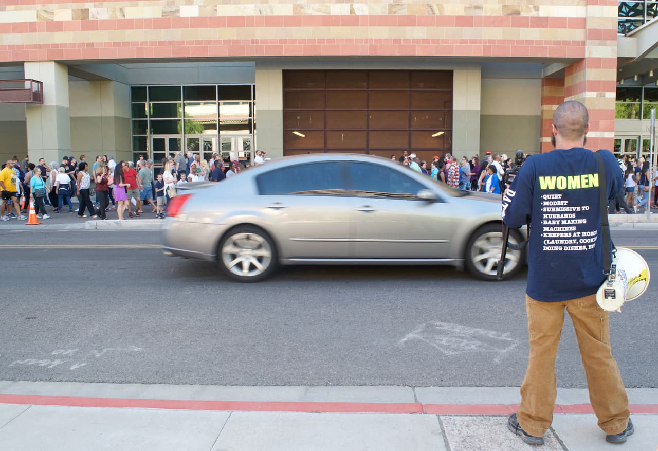 Este seguidor de Donald Trump no sólo cree que las mujeres son "nasty", sino que son "quietas, modestas, sumisas hacia sus esposos, máquinas de hacer hijos, cuidadoras de la casa (cocinan, lavan los platos, etc)". Era uno de los pocos protestantes presentes, le gritó a los asistentes por qué no vale la pena votar por una mujer.