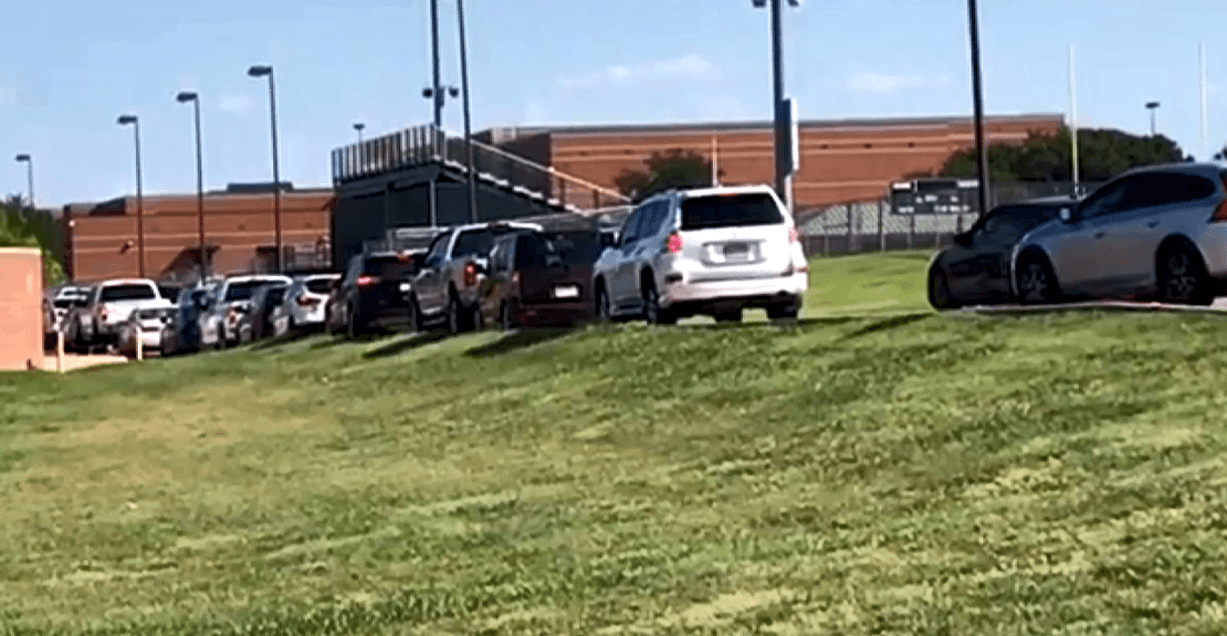 Registran largas líneas de retraso para recoger computadoras en el Distrito Escolar de Mansfield 