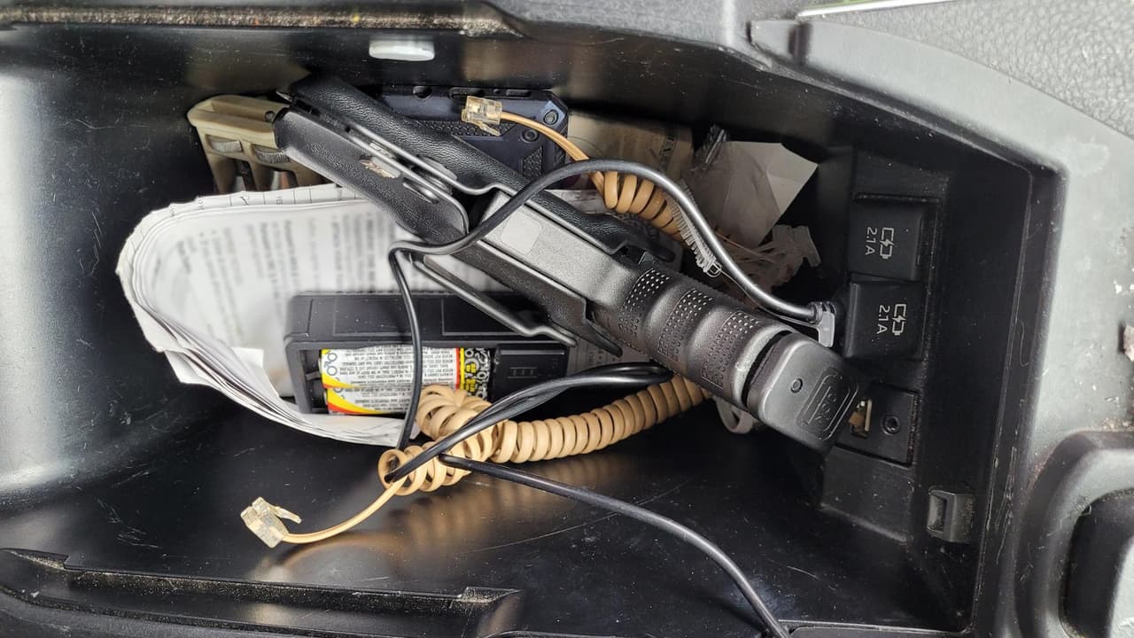 Del vehículo se incautó una Glock robada. El conductor, un ciudadano estadounidense, enfrenta cargos criminales. Todos fueron detenidos sin incidentes.