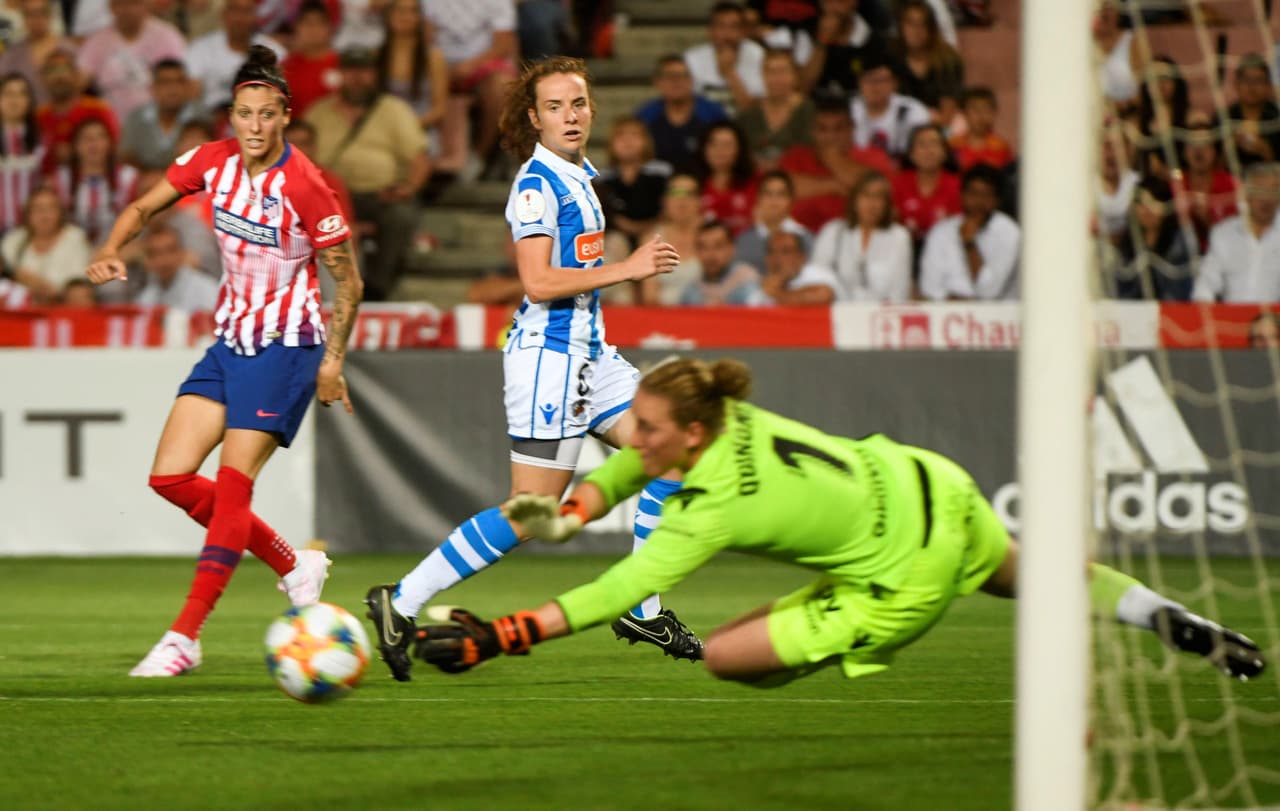 La guardameta María Quiñonez (centro) fue clave para mantener la ventaja y el triunfo definitivo de la Real Sociedad.