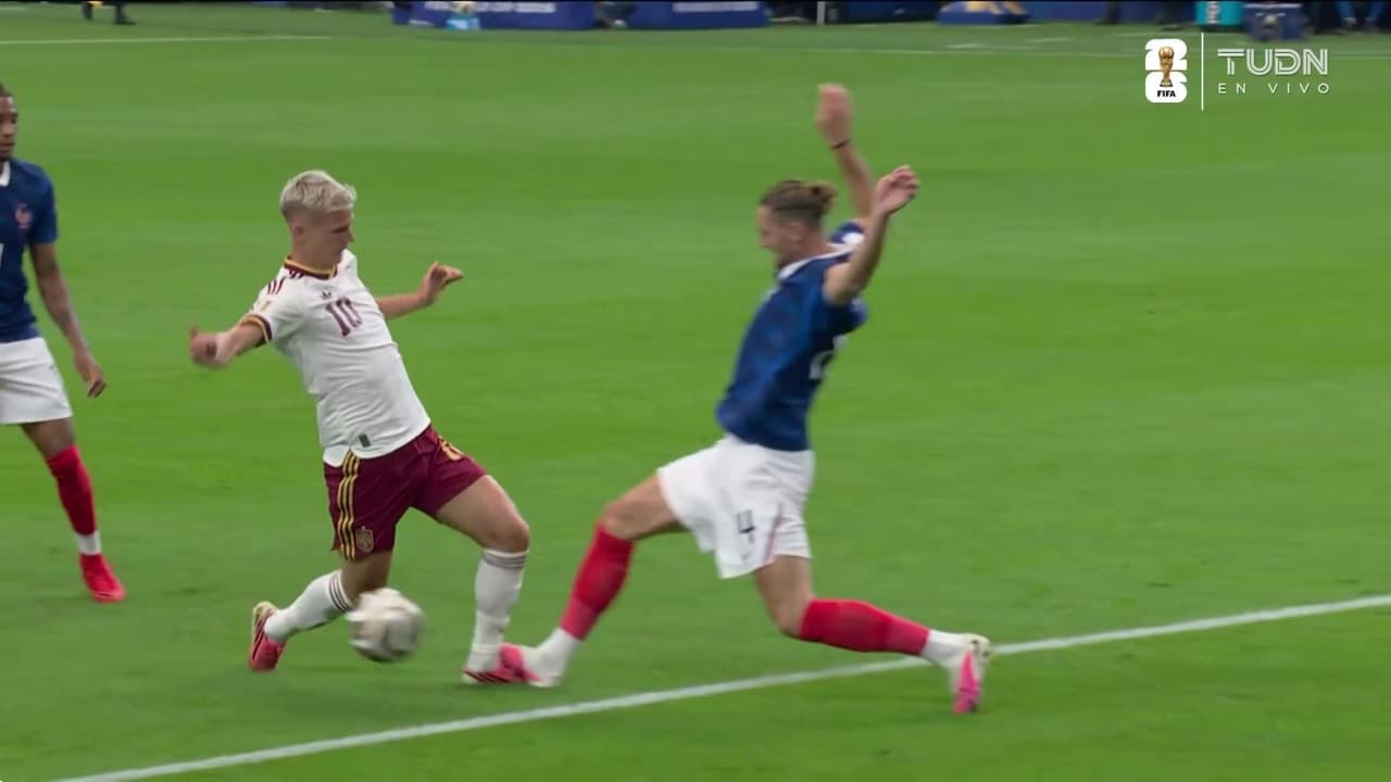 ¡Terrible pisotón a Dani Olmo! Rabiot se lleva la tarjeta amarilla