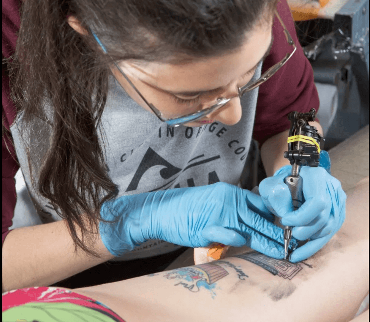 La mayor fanática de José Mourinho se luce mostrando parte de sus 38 tatuajes en honor al entrenador del Tottenham.