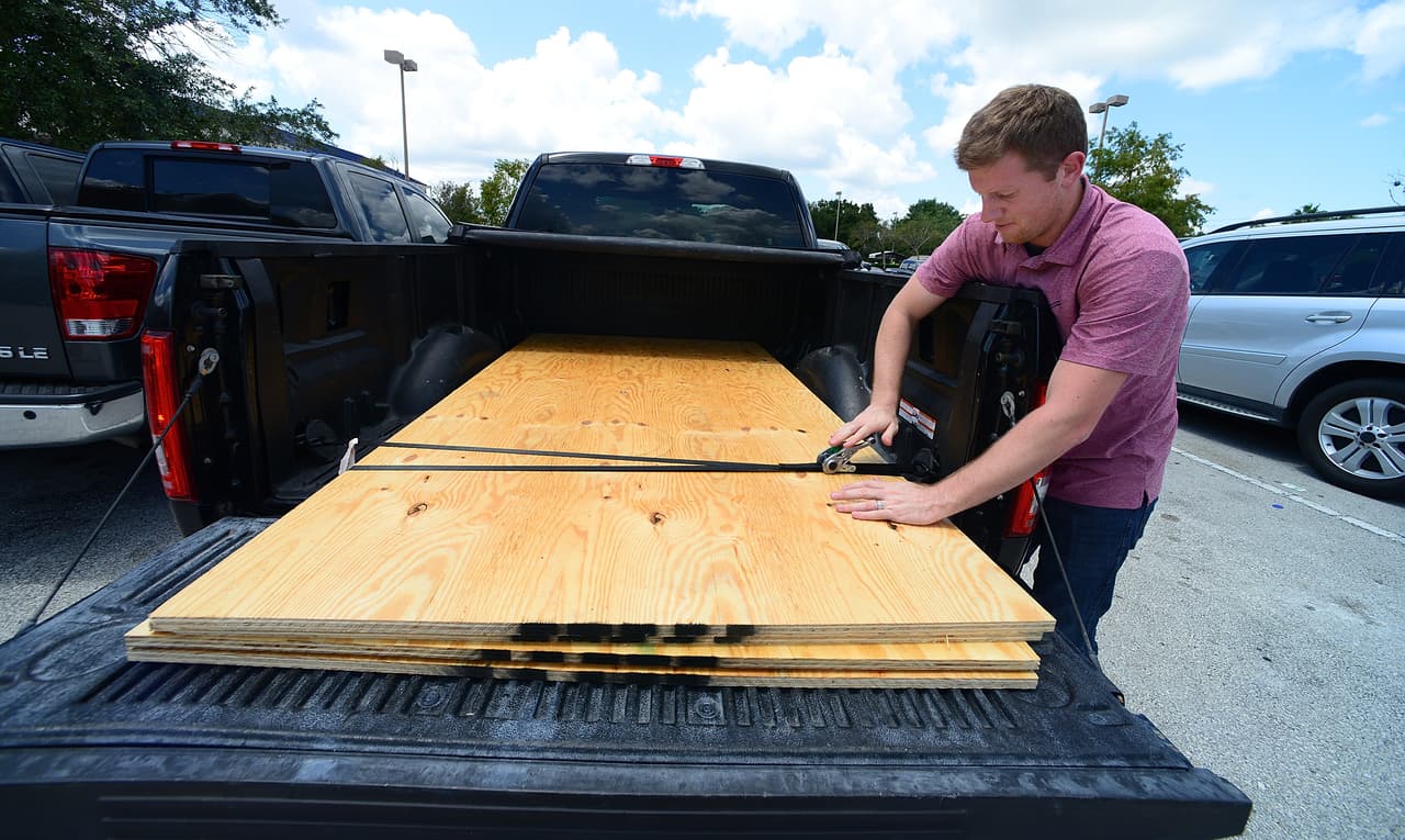 Los residentes también preparan sus casas y comercios, para que resistan el impacto del huracán.