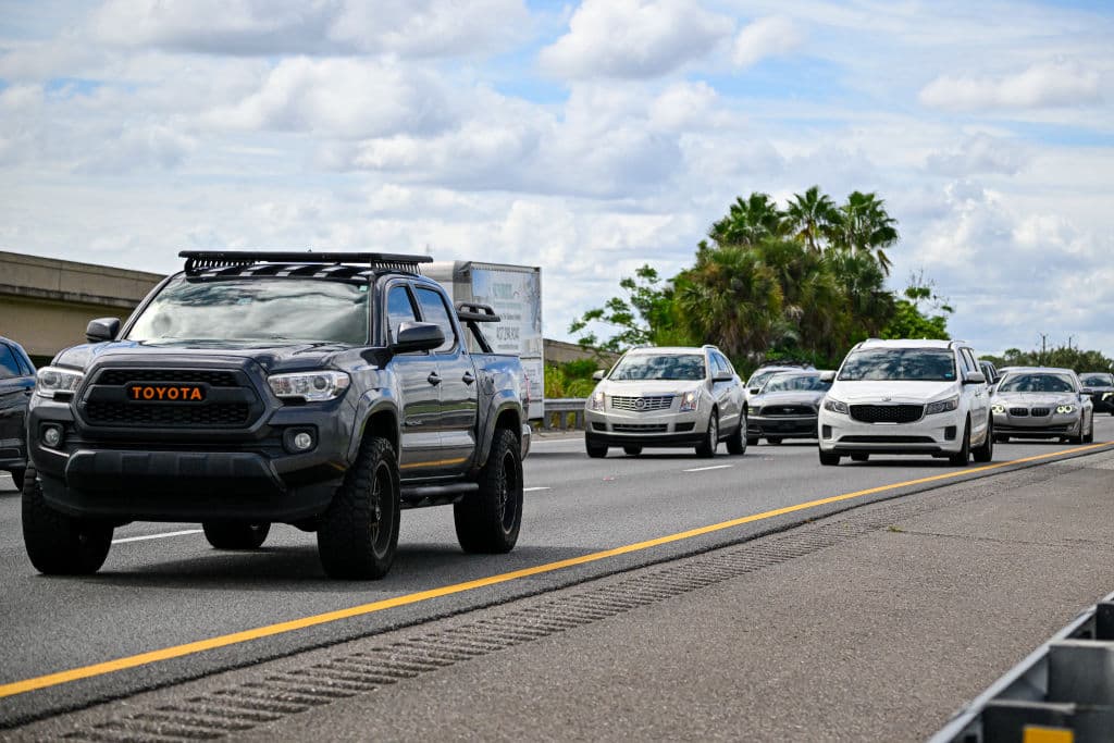 Se espera que el huracán Milton toque tierra en la zona de Tampa entre el miércoles por la noche y el jueves en la madrugada.
<br>
<br>Si estás en Tampa y aún buscas evacuar. Estas son 
<a href="https://www.univision.com/local/tampa-wvea/huracan-milton-las-rutas-y-medidas-para-evacuar-desde-tampa">las mejores rutas por las que puedes salir del área de riesgo</a>.