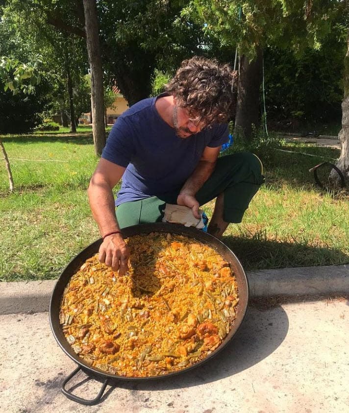 Palau buscó de manera legal que un juez le diera la razón para que el cantante y la justicia española reconociera a los cuatro niños como hermanos y se estableciera un régimen de visitas, pero el escultor perdió la demanda.
<br>