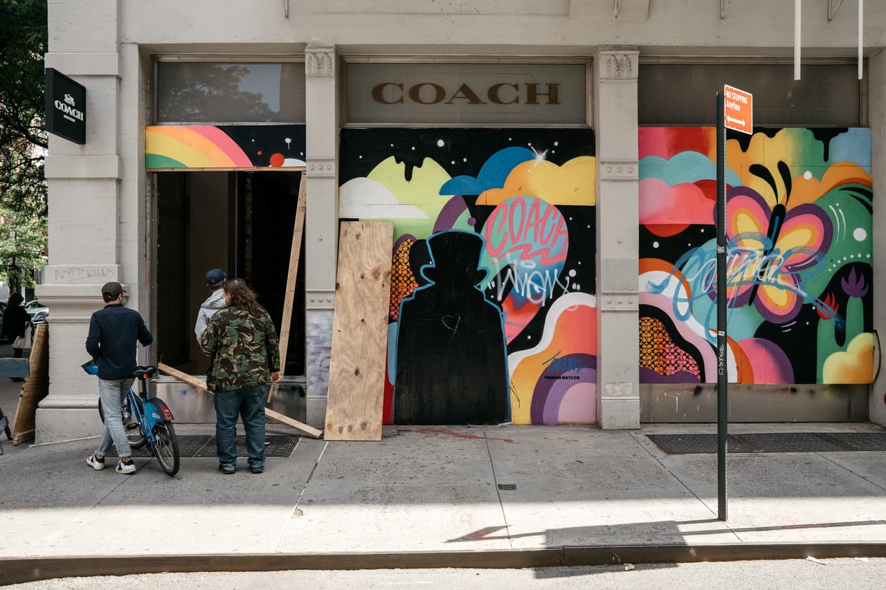 Una tienda de Coach fue dañada después de una noche de protestas pacíficas que se convirtió en caos y enfrentamientos violentos en el bajo Manhattan el 1 de junio.