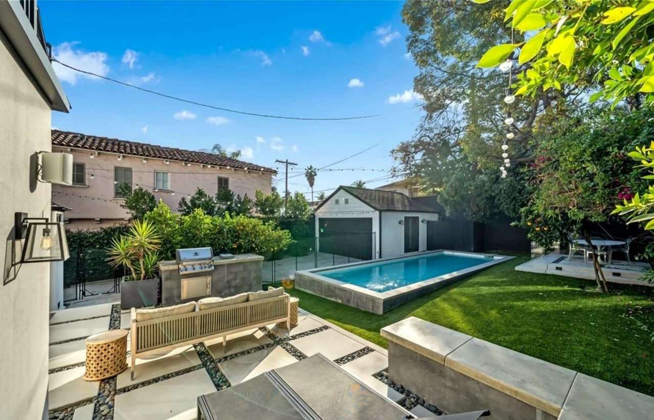 En la sala hay dos ventanales con vistas al paisaje trasero de la propiedad.
<br>