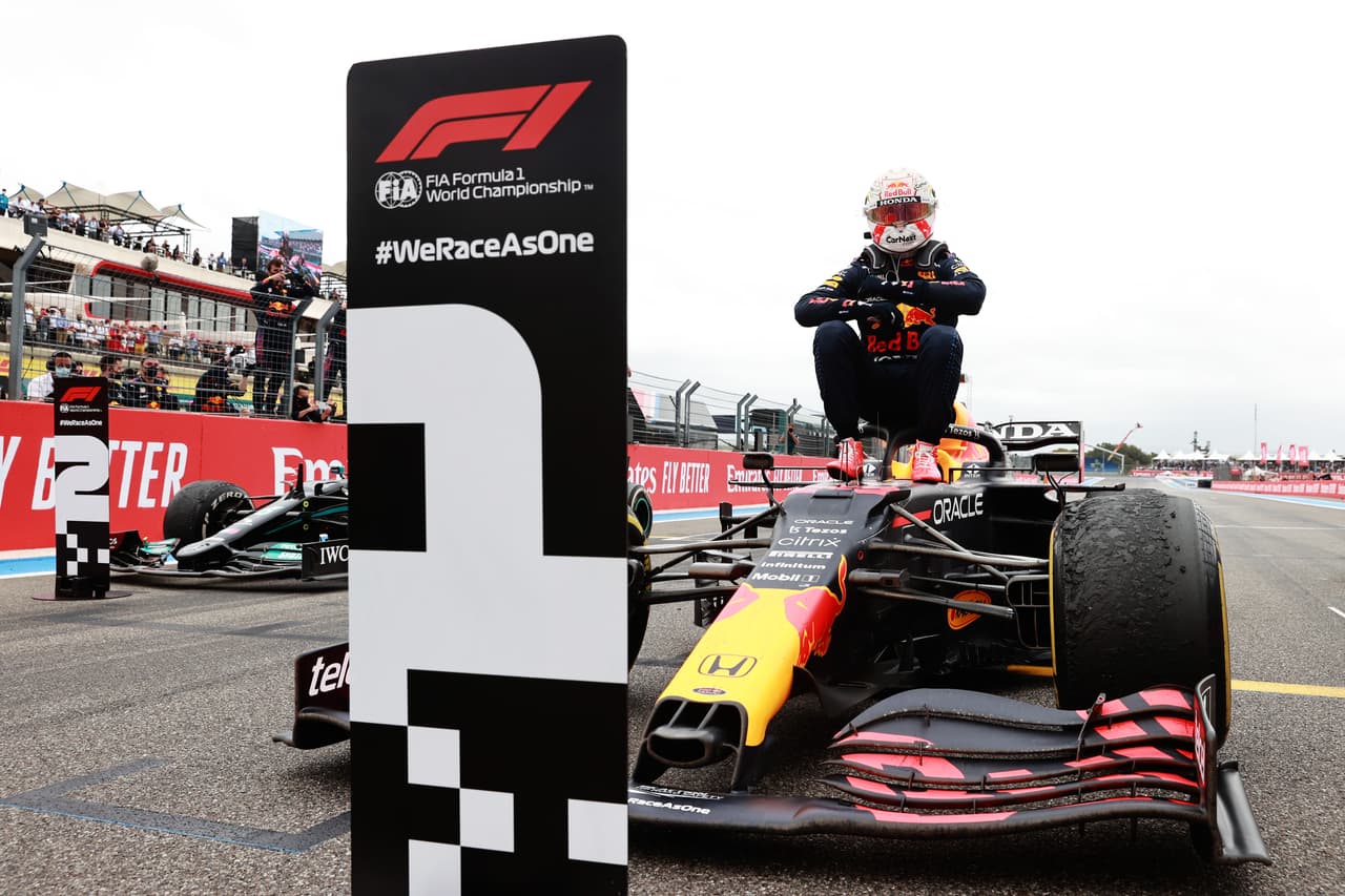 Sergio 'Checo' Pérez logra subir al podio en la Formula 1 junto a su compañero de Red Bull, Max Verstappen, y Lewis Hamilton. El mexicano llegó en tercera posición, mientas que el piloto británico se adjudicó la segunda plaza. El neerlandés fue campeón del Gran Premio de Francia y fue nombrado piloto del día.