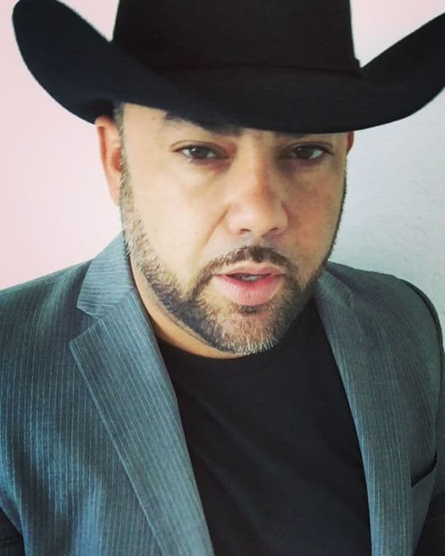 El negro es su color favorito para los sombreros.