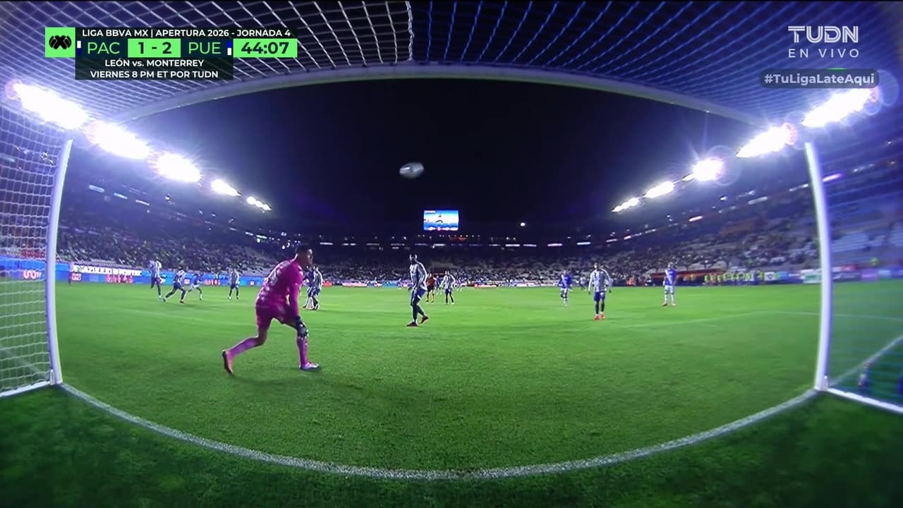 ¡Al travesaño! El poste le niega al Puebla un golazo
