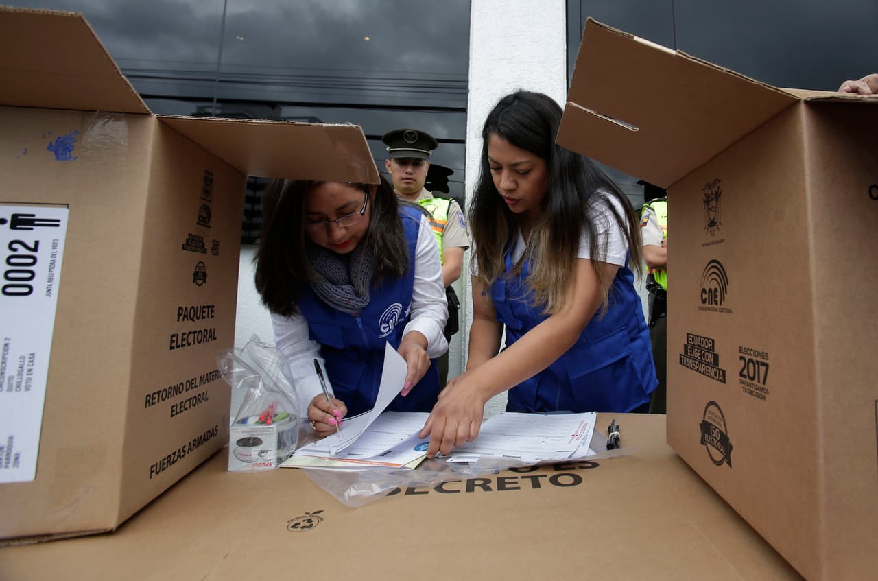 Se abren las mesas electorales en Ecuador para elegir al sustituto de Rafael Correa luego de una sucia campaña