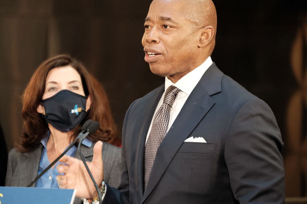 El 22 de octubre la gobernadora
<b>Kathy Hochul </b>y el alcalde
<b>Eric Adams</b> anunciaron 1,200 turnos de tiempo extra de oficiales diarios en el subway, para mejorar la seguridad. Esto se traduciría en 10 mil horas extras de patrullaje diarios en los vagones del tren y las plataformas.
<br>