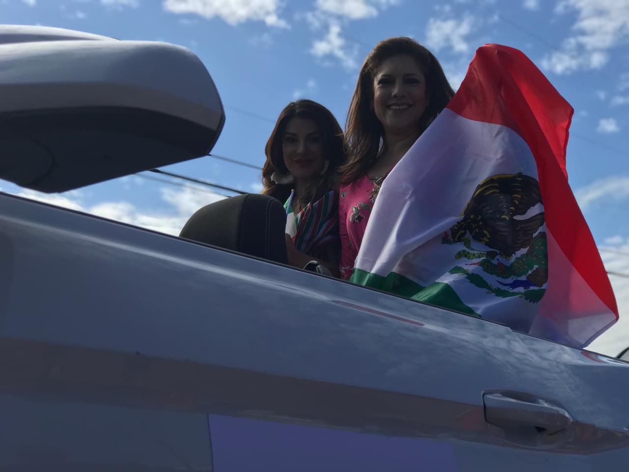 La presentadora y reportera Ana María Varagas anarboló muy orgullosa la bandera de su País.