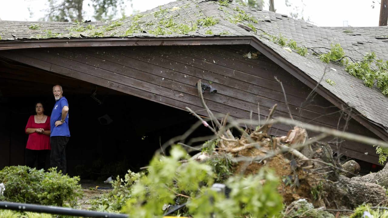Decenas de familias se vieron afectadas por las fuertes tormentas en gran parte de Houston, e incluso muchas quedaron con sus hogares destruidos. Lorna Camacho, del Departamento de Seguros de Texas, explica cómo hacer un requerimiento correcto a tu seguro para que ayuden con los daños provocados por el mal tiempo.
