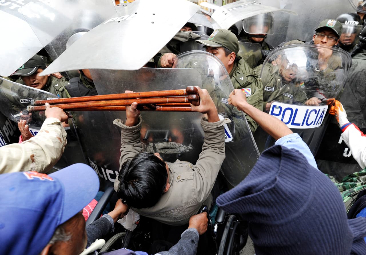 Los manifestantes utilizaron sus muletas para agredir a la policía.