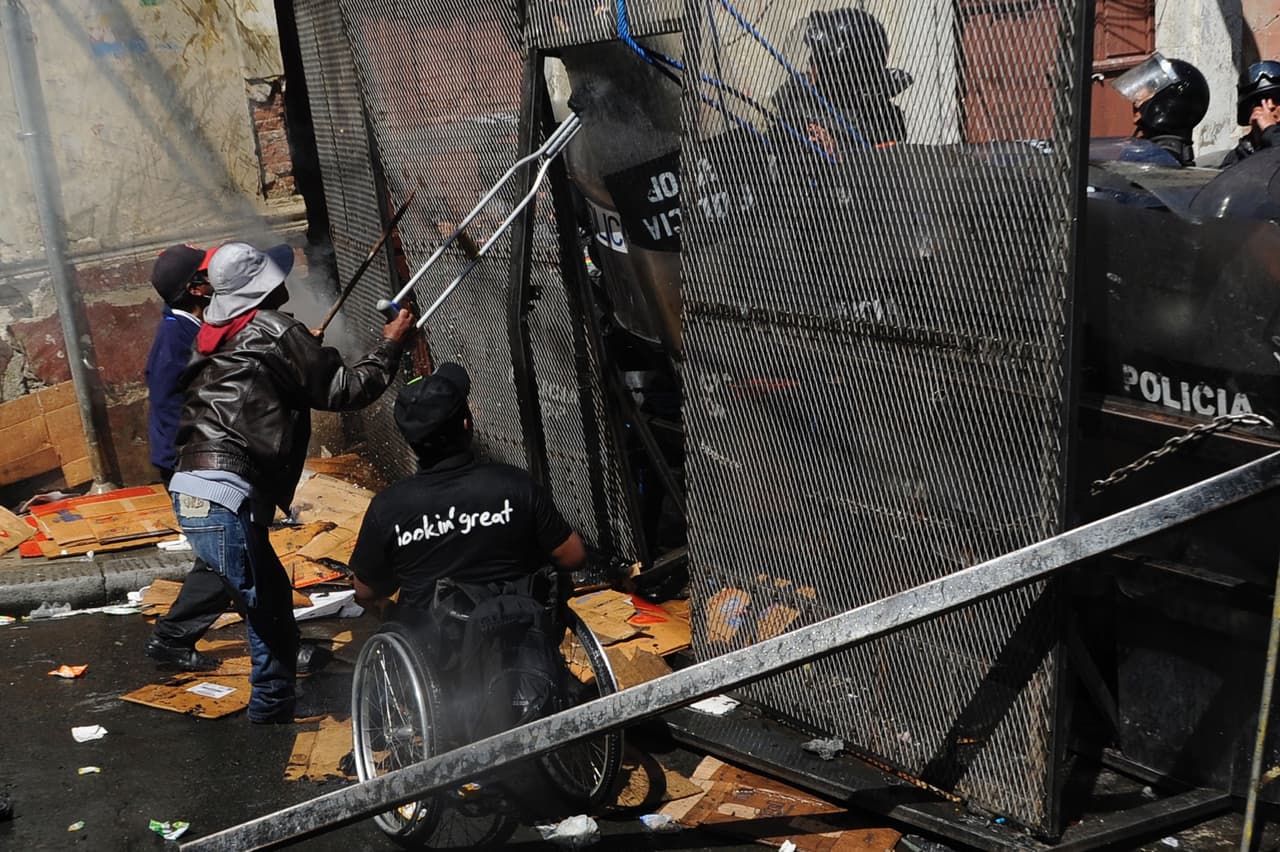 Los manifestantes utilizaron sus muletas para agredir a la policía.