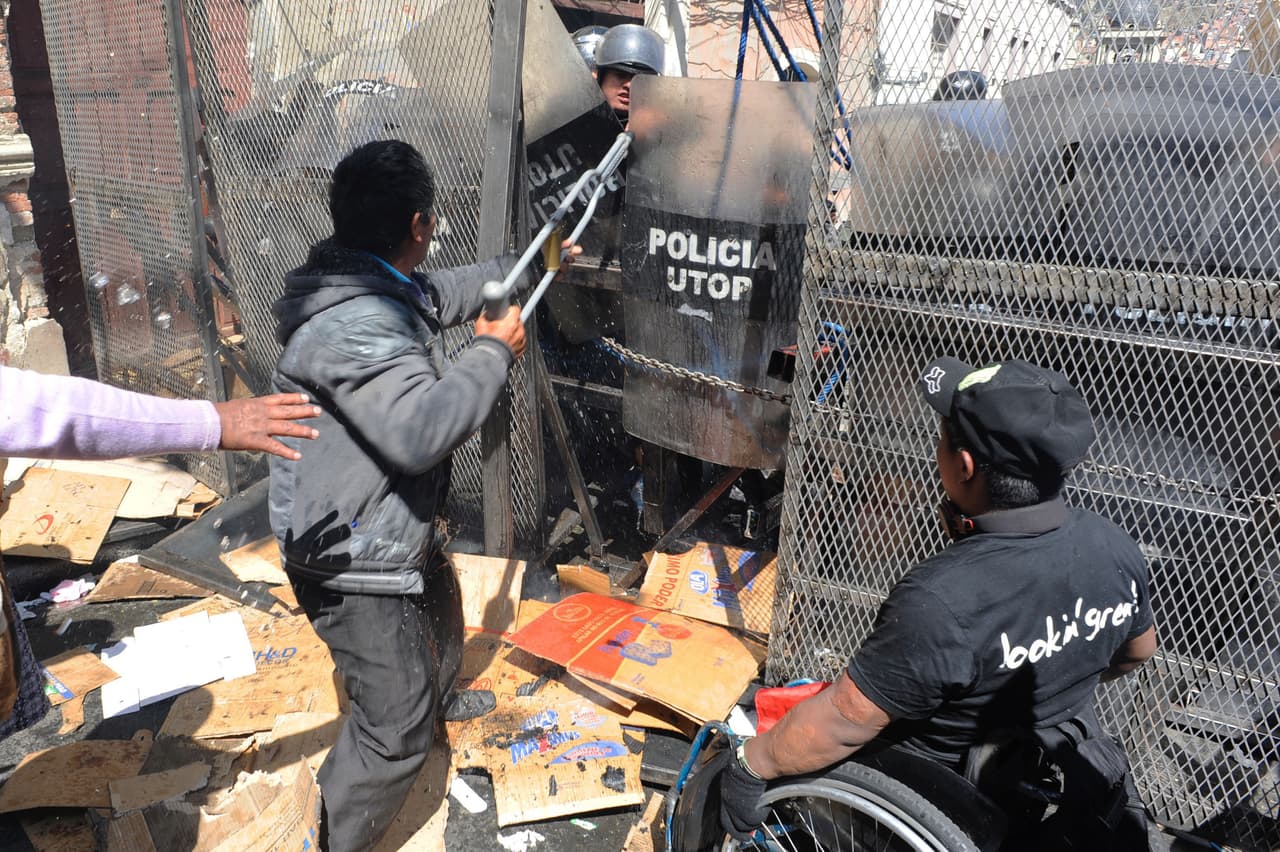 La lucha de los discapacitados contra la barricada policial fue intensa.