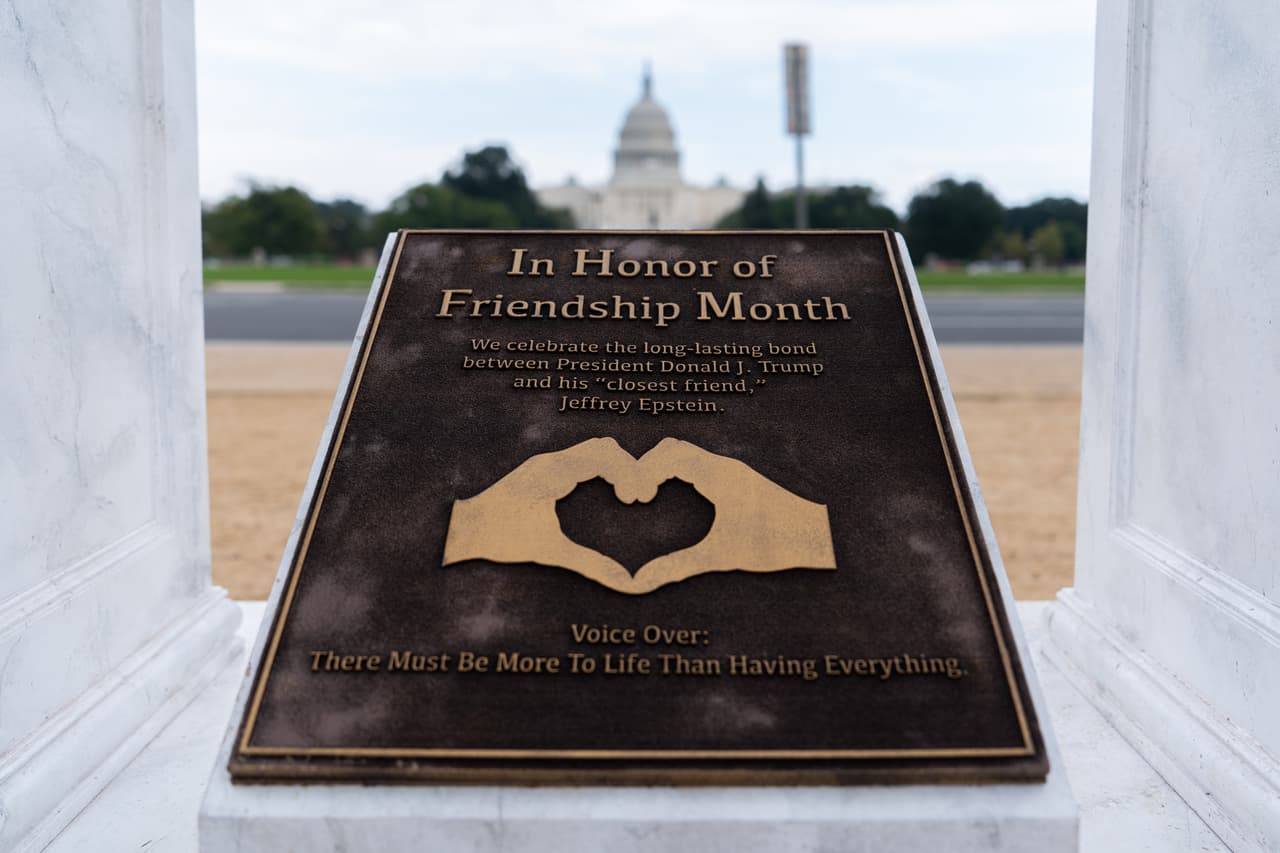 La organización colocó una placa explicando la razón de la obra.