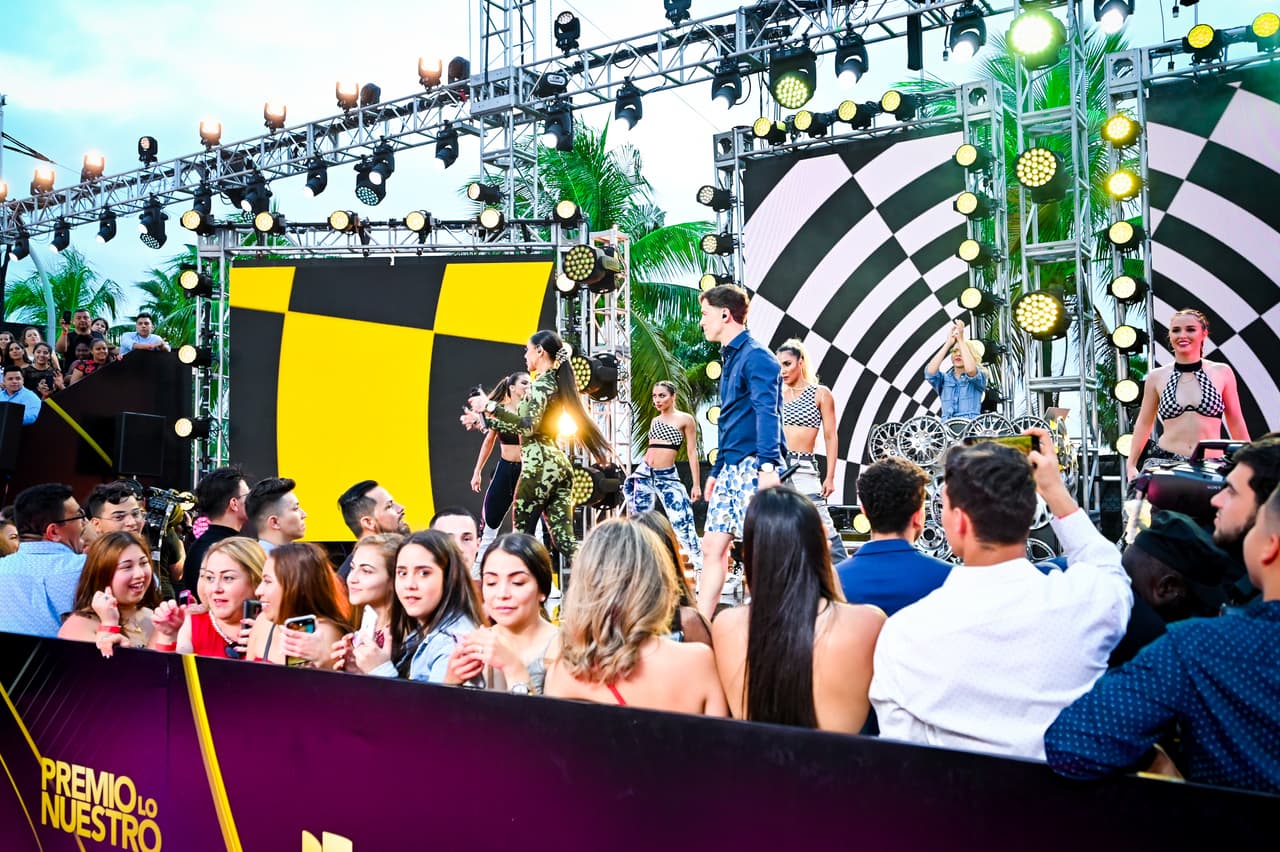 Al caer la tarde en la 'Ciudad del Sol', en la que el clima estuvo caluroso, prendieron a la audiencia con el tema 'Taxi'. 
<br>