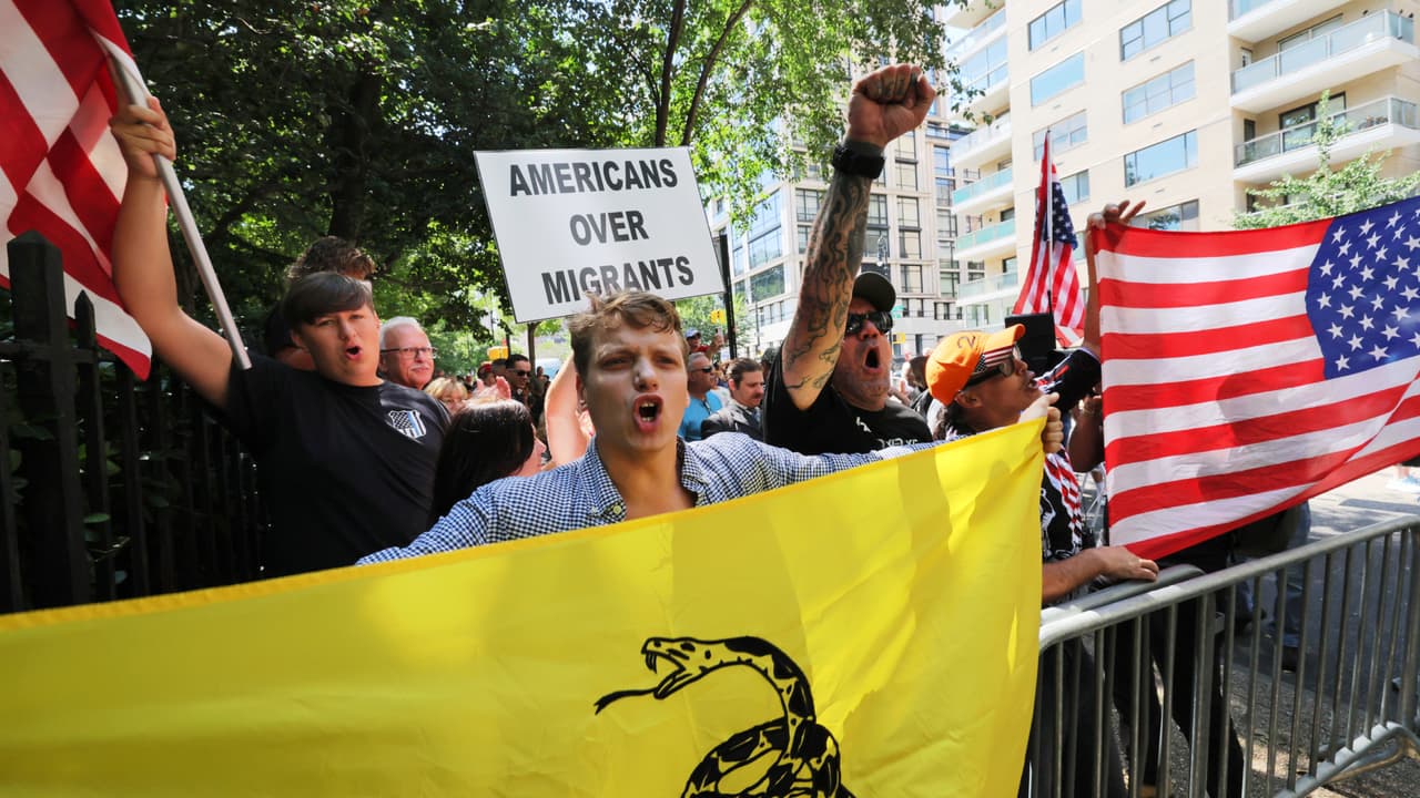 Protestas antiimigrantes escalan en Nueva York: se manifiestan afuera de la casa del alcalde