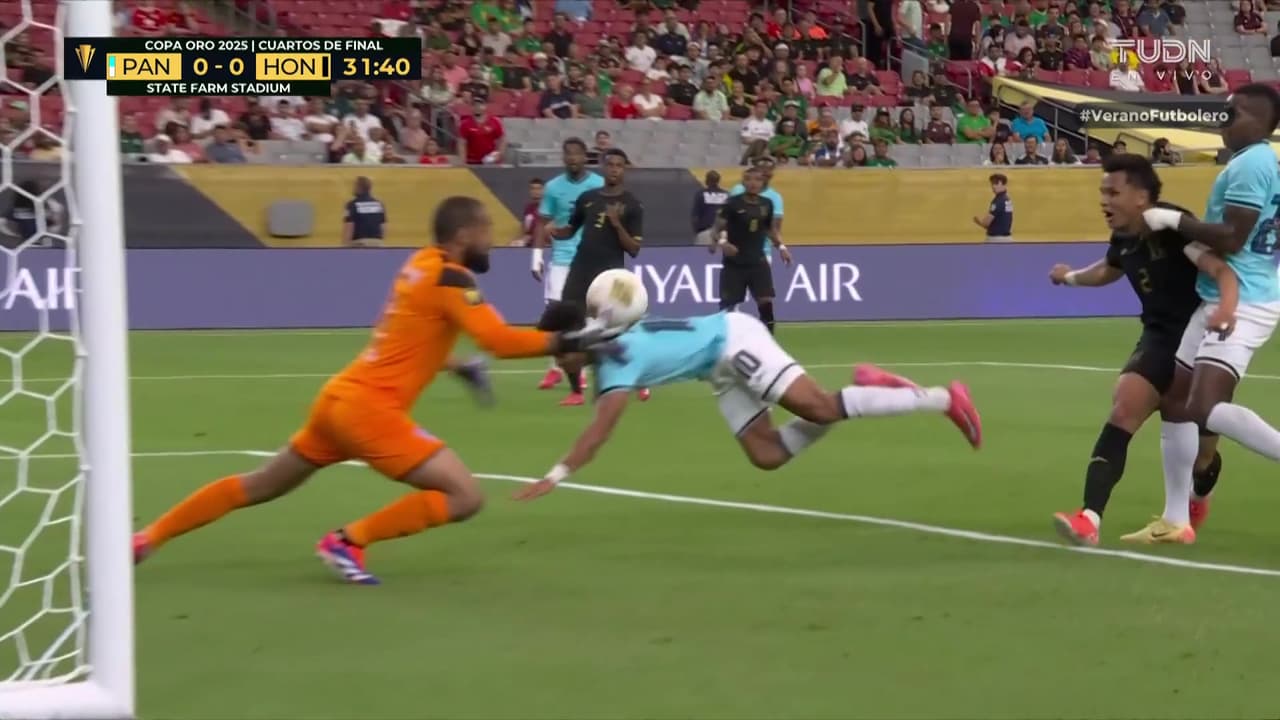 ¡Brutal parada de Menjívar! El guardameta de Honduras es factor