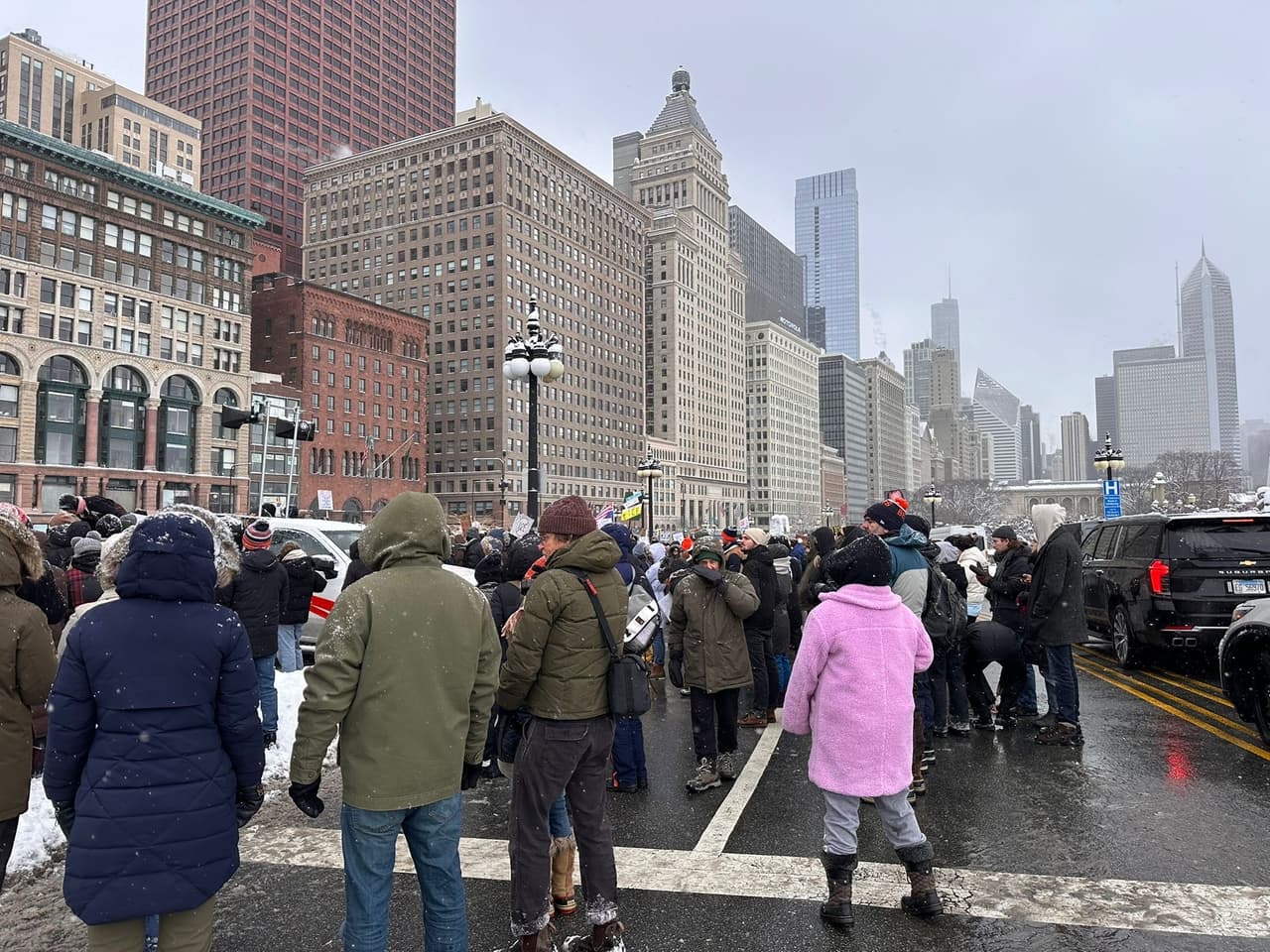 Las protestas por la muerte de Pretti se han extendido a distintas ciudades del país, donde comunidades y organizaciones continúan exigiendo justicia, el esclarecimiento de los hechos y el fin de los operativos de agentes federales en sus comunidades.
<br>
<br>La protesta en Chicago
<b> se desarrolló de manera pacífica</b> y concluyó aproximadamente a las 4:30 de la tarde.