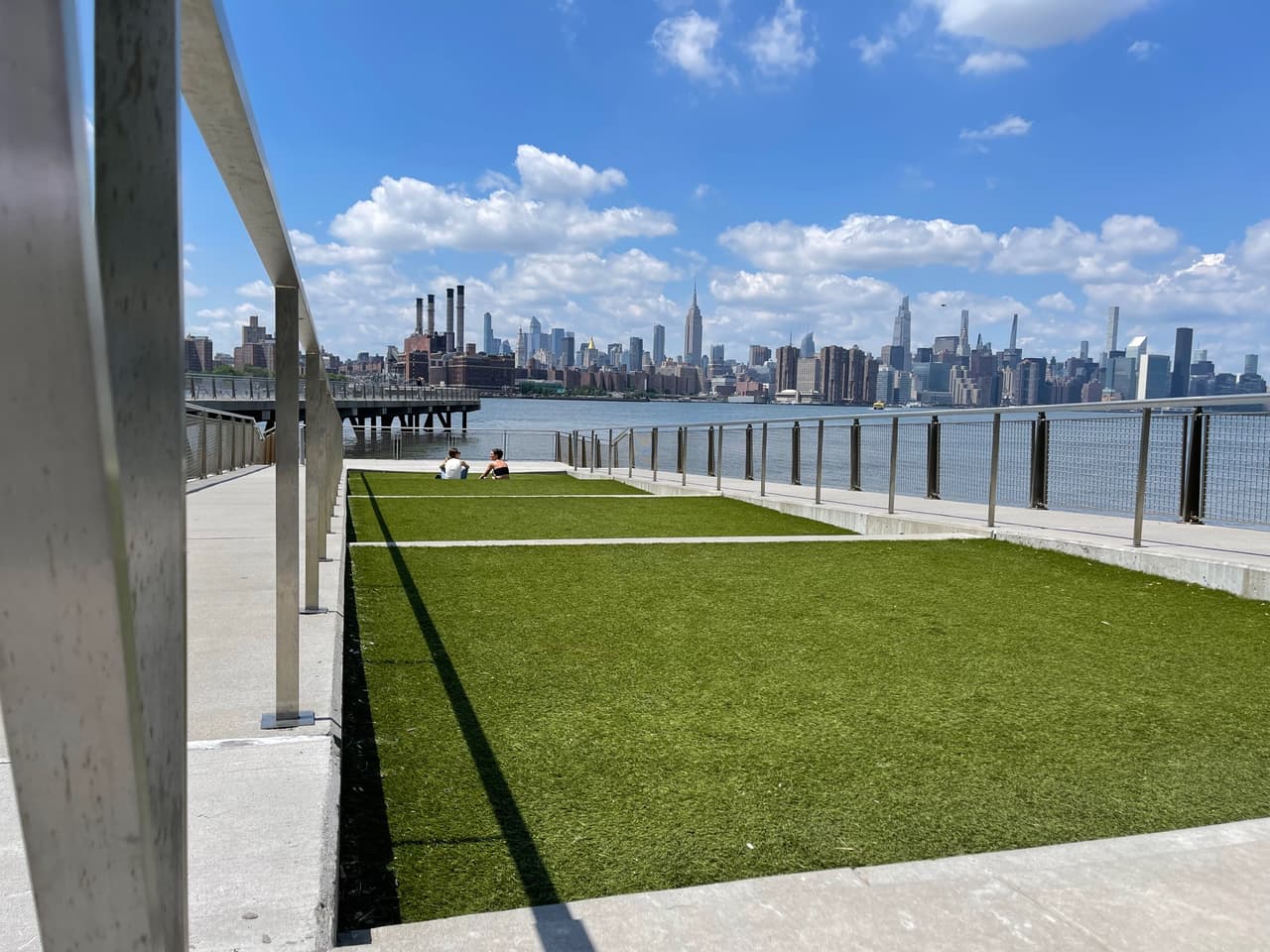 Además, el 
<b>parque Marsha P. Johnson State Park</b> ofrece un amplio espacio con césped, mesas con sillas y un amplio muelle.
<br>