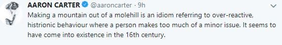 “
<b>Hacer una montaña a partir de un grano</b> 
<b>de arena</b> es una expresión idiomática que se refiere a un comportamiento histriónico demasiado reactivo en el que una persona hace demasiado pequeño un problema menor. Parece que (esta expresión) existe desde el siglo XVI”, 
<b><a href="https://twitter.com/aaroncarter/status/1130697854106918912">destacó</a></b>.