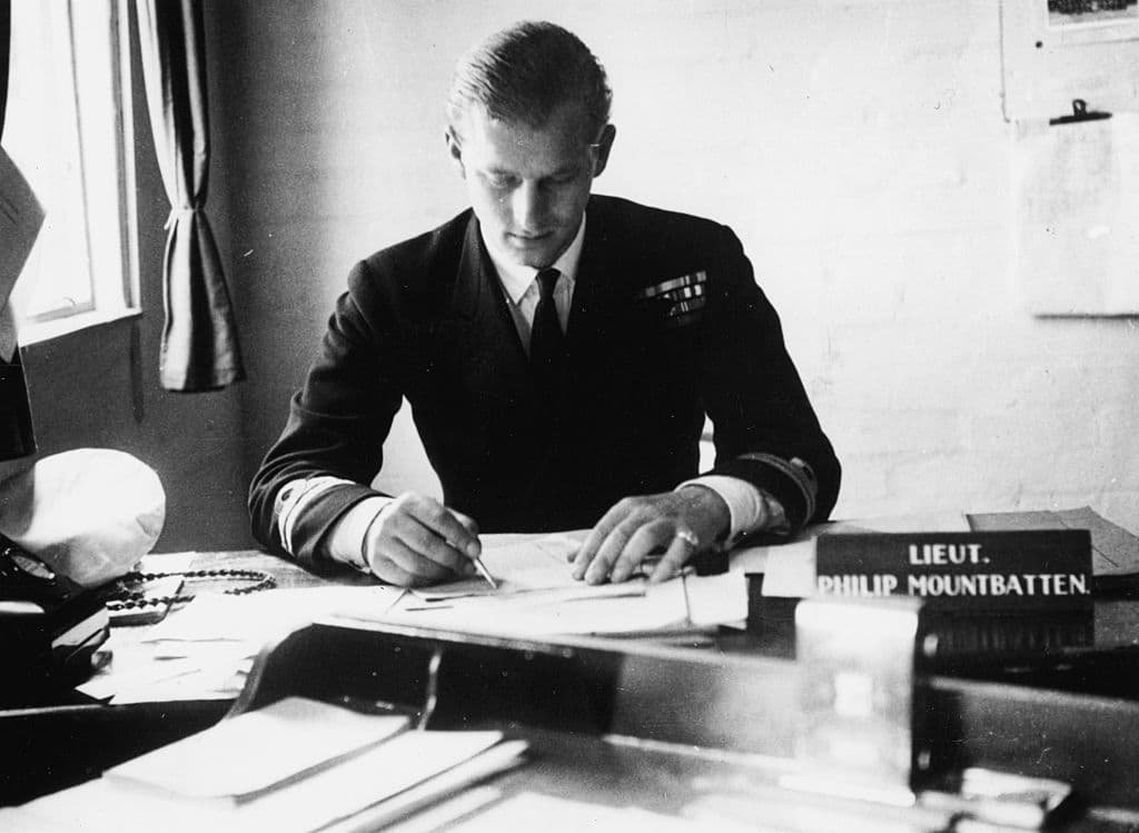 El teniente Philip Mountbatten, antes de su matrimonio con la princesa Isabel, trabajaba en su escritorio después de regresar a sus deberes en la Marina Real en el Centro de Entrenamiento de Suboficiales, el 1 de agosto de 1947.