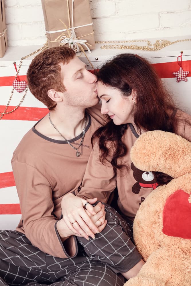 <b>ACUARIO</b>
<br>Les encanta dar besitos cariñosos, tiernos y recatados, nunca excesivamente apasionados. Para ellos la amistad es la base de todo, así que hay hacerlos sentir bien y en confianza. Si tomas la iniciativa, lo agradecerán.