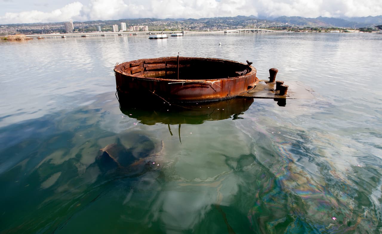 <b>Puesto 9. Complejo naval de Pearl Harbor, Hawaii. 70.8 puntos en el sistema de clasificación de peligros.</b> Las actividades en esta instalación militar activa han contaminado el suelo, los sedimentos y las aguas subterráneas con metales, compuestos orgánicos e hidrocarburos. 75 años después del 
<a href="https://www.univision.com/noticias/politica/en-fotos-el-despiadado-y-sorpresivo-ataque-de-japon-a-pearl-harbor-hace-76-anos-fotos">ataque japonés que dió comienzo a la participación de EEUU en la Segunda Guerra Mundial</a> se puede ver el petróleo que aún escapa del buque USS Arizona hundido (en la fotografía). La EPA dice que el sitio no representa una amenaza inmediata para las personas o el medio ambiente y los esfuerzos de limpieza continúan.