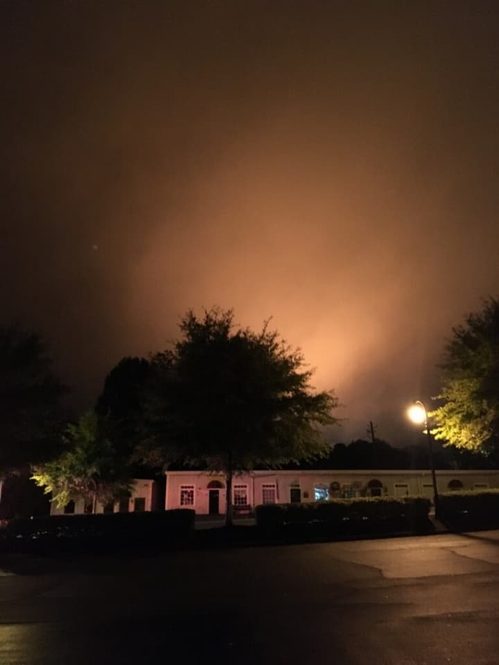 Los bomberos informaron que dos operadores en el tren no sufrieron lesiones significativas.