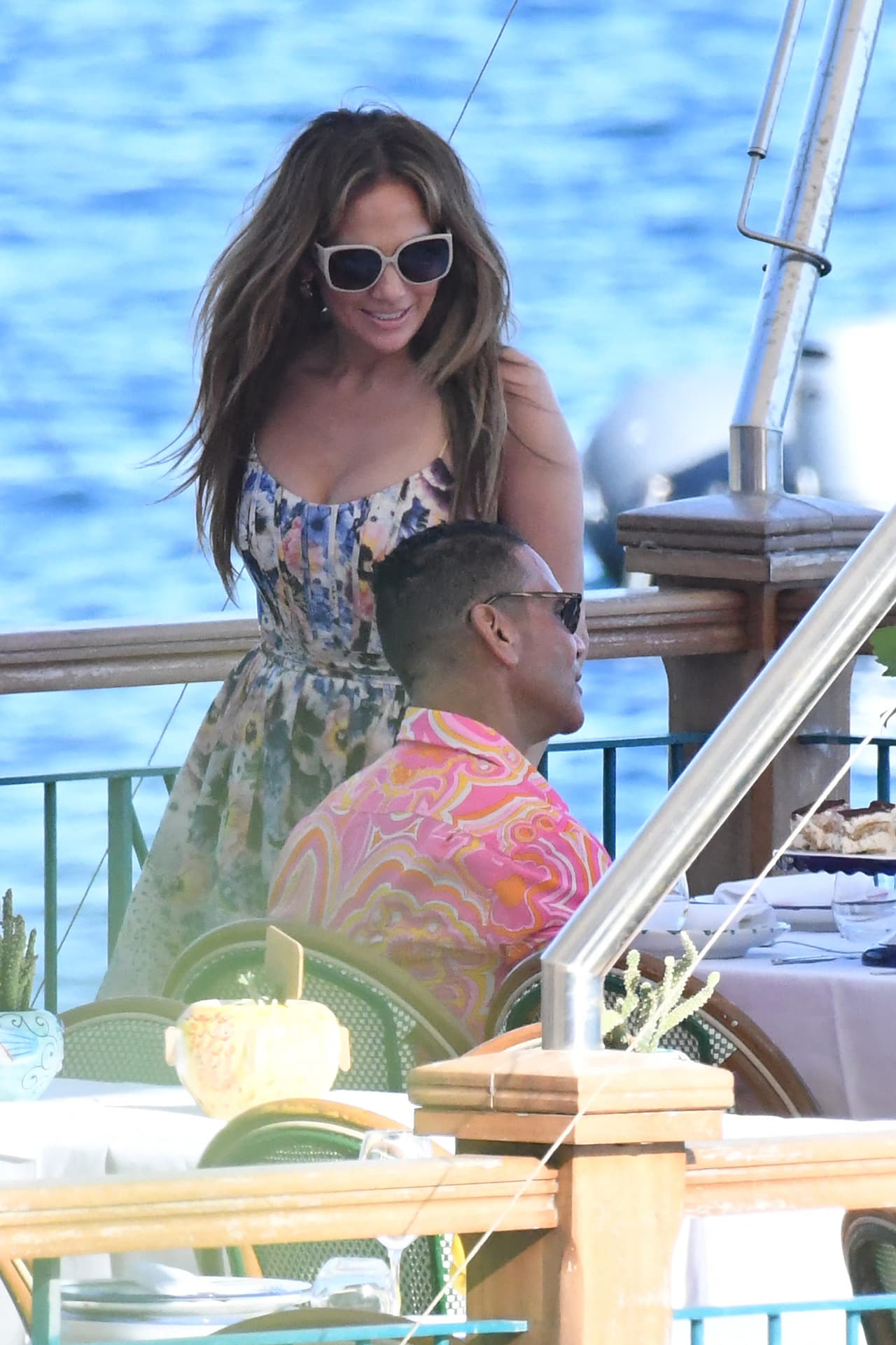 La estrella de la música usó un vestido veraniego con estampado floral de organza.
<br>