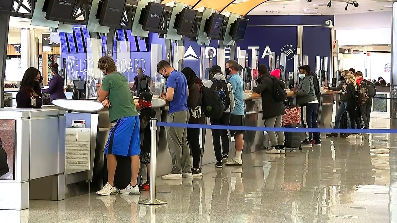 Los Centros para el Control y la Prevención de Enfermedades publicaron una actualización muy esperada de la guía de viaje. Ahora quienes hayan recibido ambas dosis de la vacunada contra Covid-19 no tendrán que presentar una prueba para entrar a EEUU, ni hacer cuarentena después de viajes internacionales.