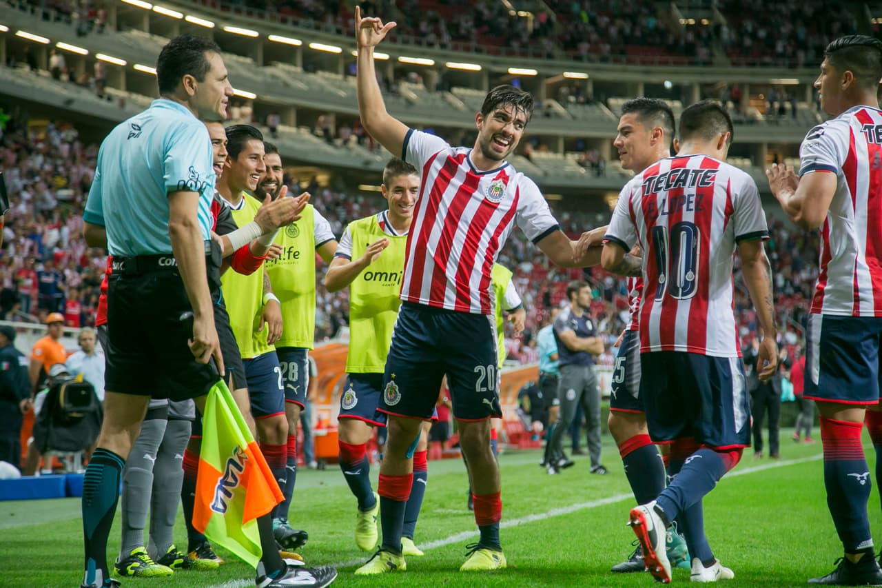 Según la publicación, el escudo de las Chivas combina muy bien lo antiguo con lo actual. Su diseño clásico con los títulos de liga conseguidos.