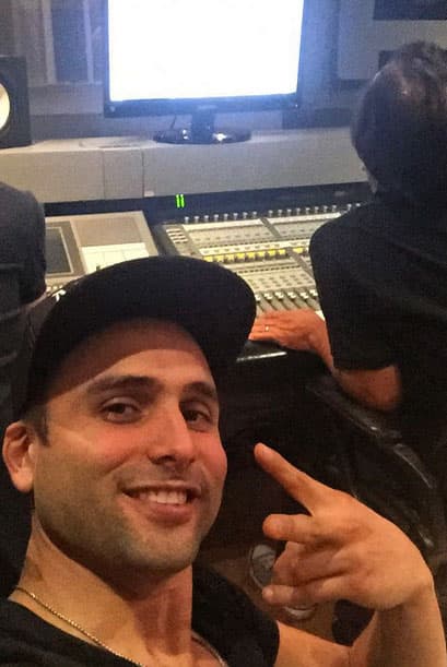 El cantante Christian Daniel está afinando los últimos detalles de su presentación y miren lo que posteó: "Trabajando en lo que viene para Los @univisionpremios @univision @uforiamusica listo para cantar!!!!! #premiosjuventud2015 #mevuelvouncobarde".