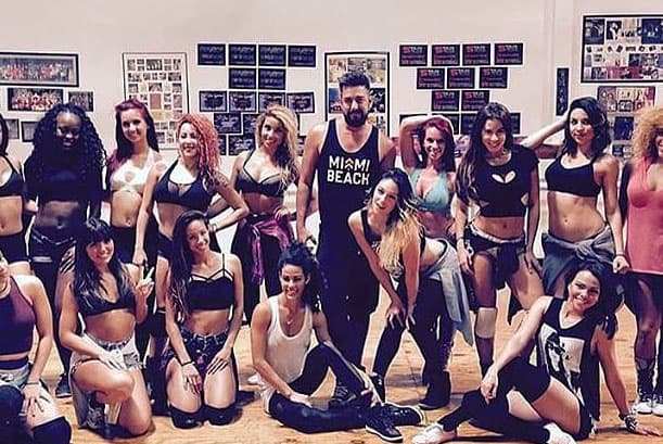 El dueto Chino y Nacho ya están más que listos para pisar el escenario y en su cuenta personal de Instagram informaron que sus bailarinas han estado ensayando durísimo.