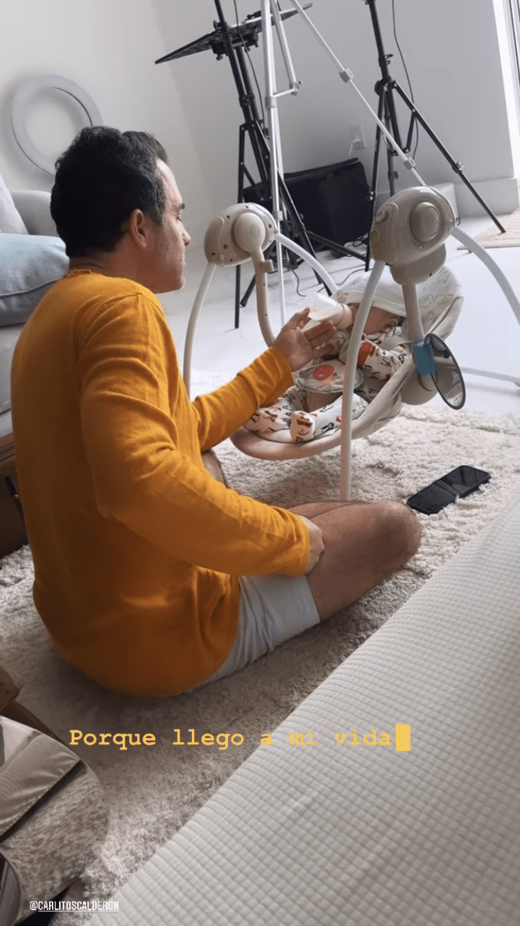 Carlitos se dejaba ver cuidando a su bebé, alimentarlo y verlo dormir también.