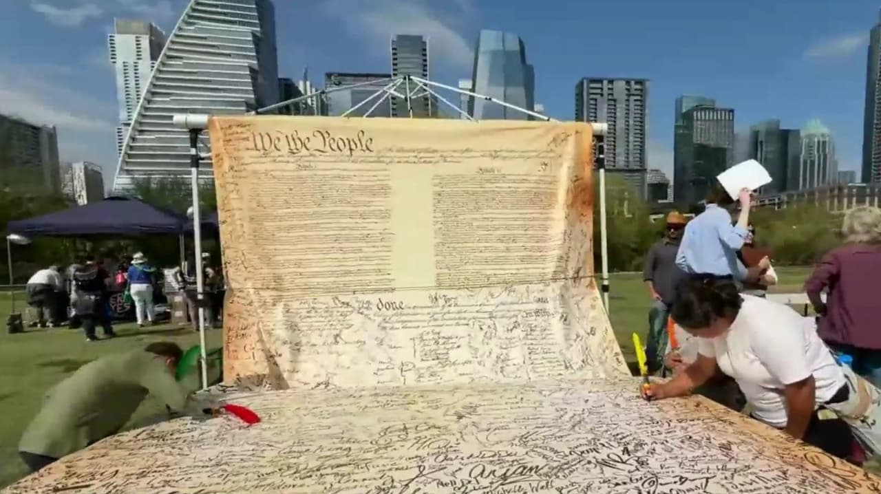 No Kings Day en Austin destaca con marchas, actividades culturales y firma simbólica de Constitución