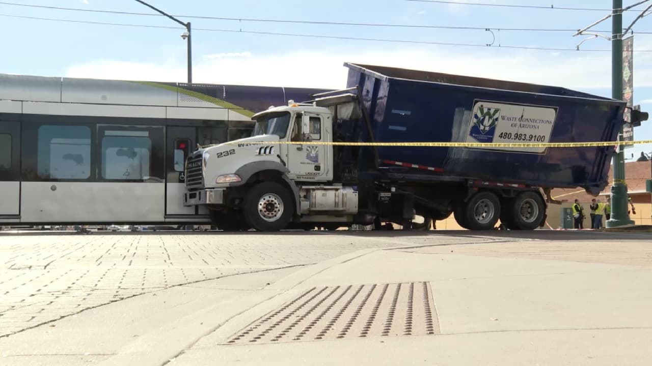 De acuerdo con un vocero de la ciudad, el camión de basura viajaba hacia el norte por Robson con un semáforo en verde y fue golpeado por el tren ligero, que viajaba hacia el oeste por Main.