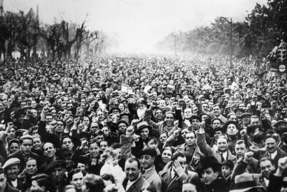 Sin embargo fue una época muy dura para España políticamente hablando, a los catalanes se le prohibía hablar catalán en la calle y era en los estadios dónde tenían la oportunidad de expresarse en el idioma.