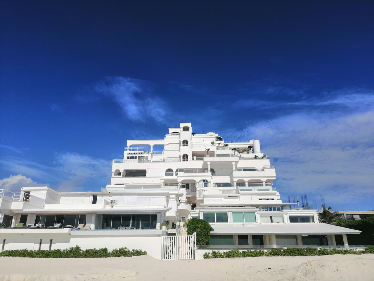 Romero Durán declaró como activo en Steller Overseas Holdings un departamento en Residencial Del Mar, en la zona hotelera de Cancún, con vista directa al mar. Es una de las áreas de mayor plusvalía del corredor turístico. Esta propiedad es mencionada en la denuncia de la UIF en contra de los Romero.