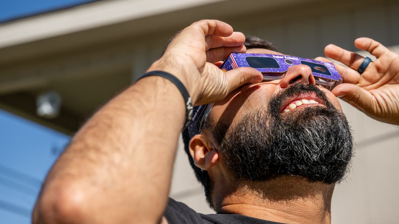 ¿Cómo identificar los lentes falsos para ver el eclipse solar total?