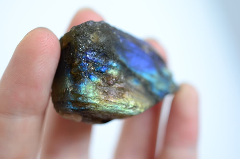 Es justamente a este efecto iridiscente que la labradorita es muy usada y preciada en joyería, para varios tipos de adornos, aunque también se aplica mucho en decoración, como para lozas de baños, cocinas, pisos, etc.