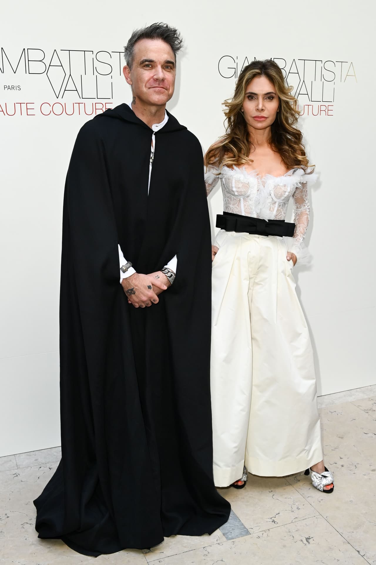 Si bien las fotografías en las que Eiza y Robbie Williams aparecen juntos se volvieron virales en redes sociales rápidamente, cabe recalcar que él estaba acompañado de su esposa, Ayda Field Williams.
<br>