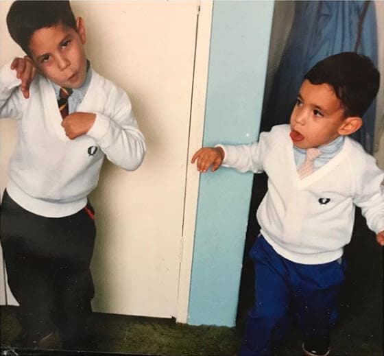 "Mi carnal y yo jugando a dígalo con mímica. Si llevas tu infancia contigo, nunca envejecerás. ¡Feliz Día del Niño!".