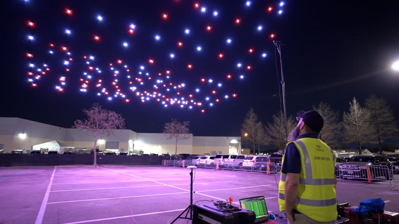 El 
<a href="https://maps.app.goo.gl/kkw8rf6FuuCvSkTG7" target="_blank">estadio de fútbol de Birdville FAAC</a> se convirtió en el escenario de este fenómeno único en su tipo, 
<b>con 1,499 drones iluminando el cielo</b>, creando una sinfonía visual que 
<b>nunca antes se había visto en Texas</b>.