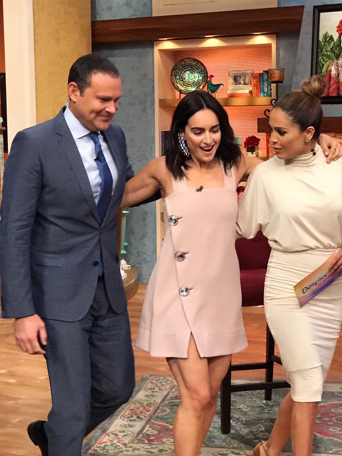 La actriz Ana de la Reguera llegó lista para pasarla bien y echar chisme con nuestros conductores.